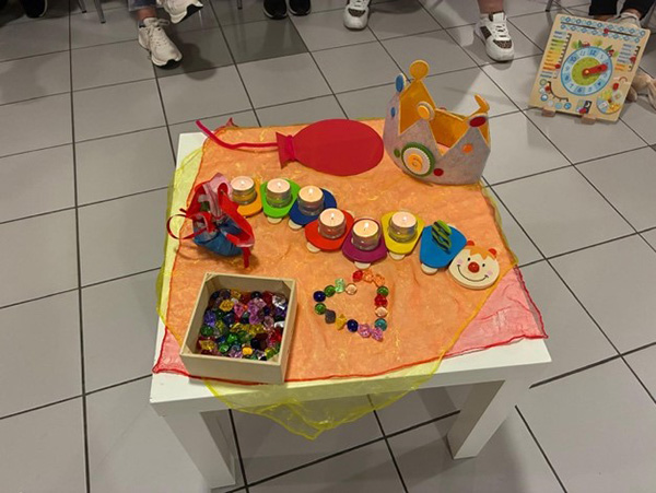Tisch mit Basteleien von Kindern